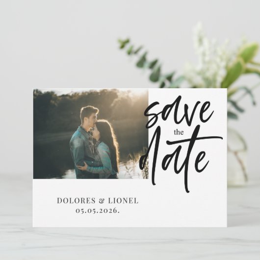 Script Photo Minimalist Bewaar de datum Uitnodigin Kaart (Staand voorkant)