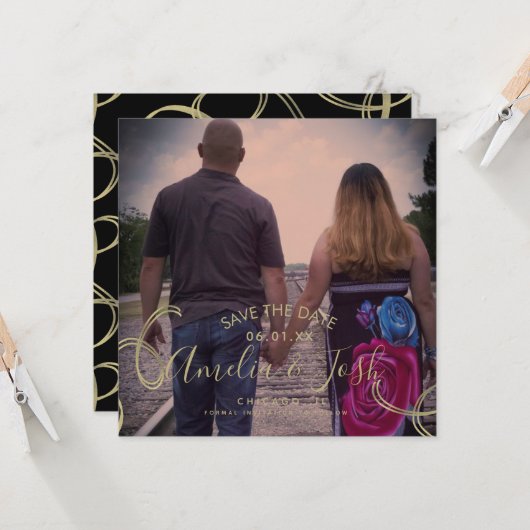 Script Save the Date Photo Faux Swirl Black Gold Kaart (Voorkant / Achterkant in situ)