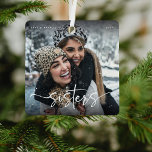 Script Sisters Photo Keepsake Gift Metalen Ornament<br><div class="desc">Elegant Sister Christmas Ornament. Design bestaat uit leuke en elegante typografie met script en zonder lettertype. Pas eenvoudig de naam,  het jaar en upload een favoriete foto van u en uw zus!</div>
