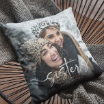 Script Sisters Photo & Quote Keepsake Gift Kussen<br><div class="desc">Elegant Sister Photo and Quote Pillow Gift. Design is composed of fun and elegant typography with script and sans font. Simply customize name,  quote and upload a favorite photograph of you and your sister!</div>