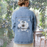 Script Trouw Bruid Denim Jacket<br><div class="desc">Cute en eenvoudige witte bloem Mrs. Achternaam jeans jack ontwerp voor een nieuwe bruid! Perfect voor het maken van leuke trouwfoto's, of voor iemand om aan een bruid te geven op een bruidsfeest of vrijgezellenfeest. Niet alleen kan het een geweldig trouwdagrekwisiet zijn, maar het is ook een blijvende herinnering. Eenvoudige...</div>