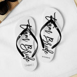 Script Typografie "Team Bride" Teenslippers<br><div class="desc">Gepersonaliseerde Bridal party teenslippers met een stijlvolle en trendy script typografie. Pas met het monogram van de bruid en de bruidegom, huwelijksdatum, en de naam van de bruidsmeisje voor een van een soort ontwerp aan! Op zoek naar een aangepaste kleur? Geen probleem! Stuur gewoon uw verzoek naar heartlockedstudio op gmail...</div>