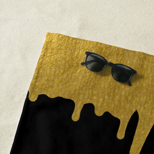 script voor modern zwart-wit en goudmonogram strandlaken (In situ)