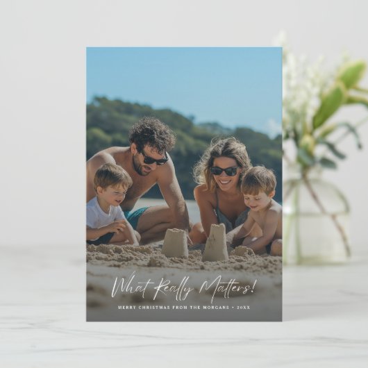 Script Wat echt belangrijk is Strandfoto Kerstmis Feestdagenkaart (Staand voorkant)