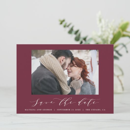 Scripttekst foto elegante moderne trouw save the date (Staand voorkant)