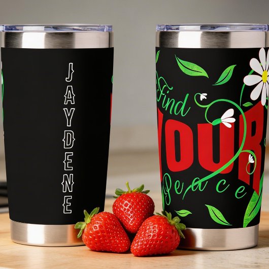 Scripttekst met wijnranken en bloemen geïsoleerde drinkbeker