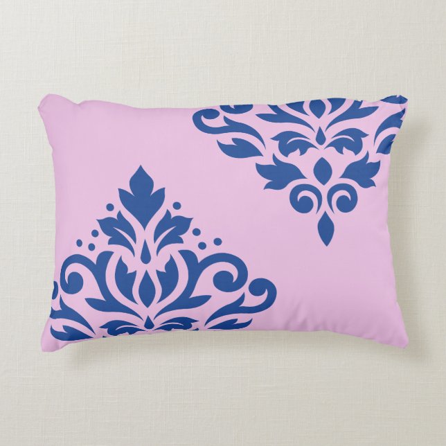 Scroll Damask Art I Blauw op Roze Accent Kussen (Voorkant)