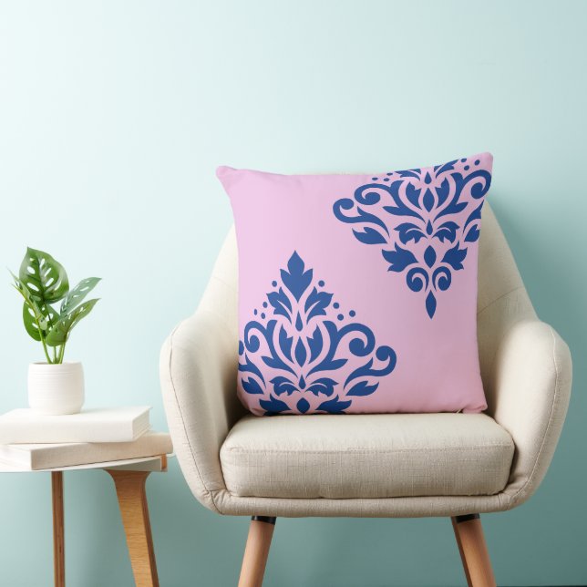 Scroll Damask Art I Blauw op Roze Kussen (Stoel)