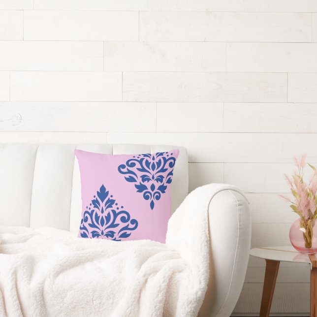 Scroll Damask Art I Blauw op Roze Kussen (Bank)
