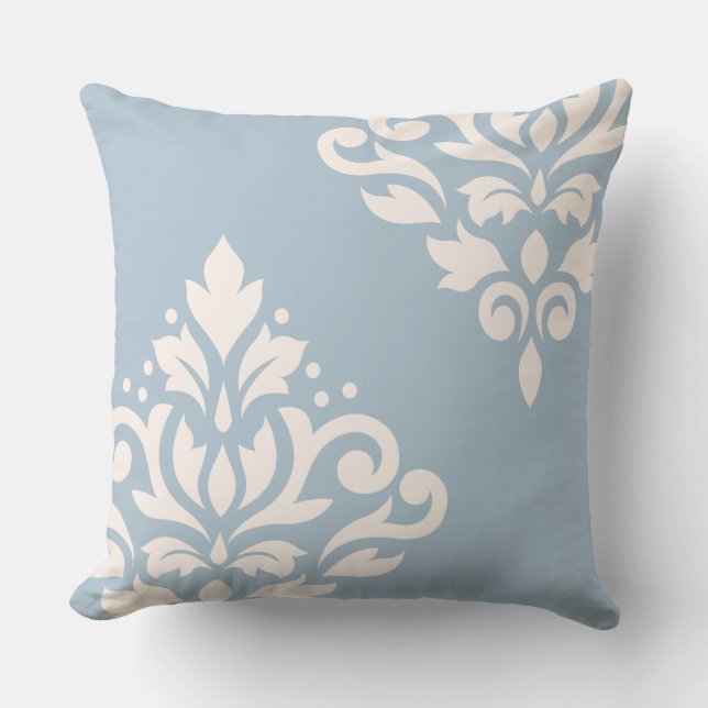 Scroll Damask Art I Cream op Lichtblauw Kussen (Voorkant)