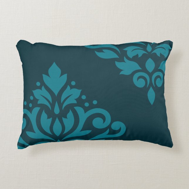 Scroll Damask Art I Mid-Blauwgroen op Dark Blauwgr Accent Kussen (Voorkant)