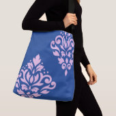 Scroll Damask Art I Pink op Blauw Crossbody Tas (Dichtbij)