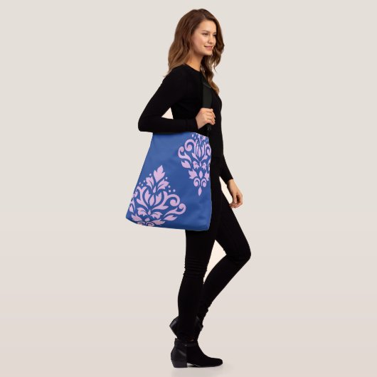 Scroll Damask Art I Pink op Blauw Crossbody Tas (Op model)