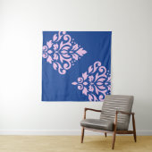 Scroll Damask Art I Pink op Blauw Wandkleed (In Situ (horizontaal))