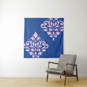 Scroll Damask Art I Pink op Blauw Wandkleed (In situ)