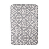 Scroll Damask Big Pattern Cream op Grijs Badmat (Voorkant Verticaal)