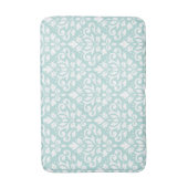 Scroll Damask Big Ptn White op LT Blauwgroen Badmat (Voorkant Verticaal)