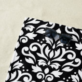 Scroll Damask Groot Patroon Wit op Zwart Strandlaken (In situ)