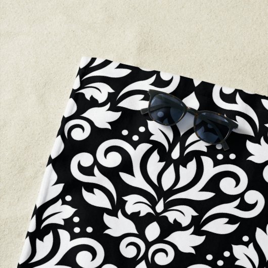 Scroll Damask Groot Patroon Wit op Zwart Strandlaken (In situ)