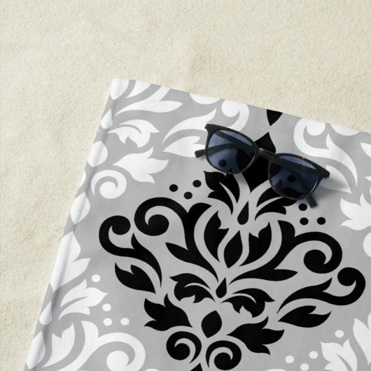 Scroll Damask Groot Patroon Zwart Wit Grijs Strandlaken (In situ)
