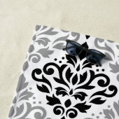 Scroll Damask Grote Patroon Zwart Grijs Wit Strandlaken (In situ)