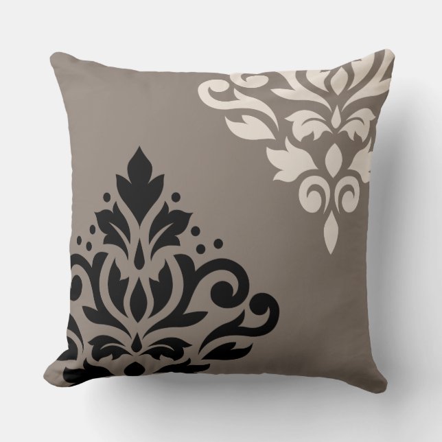 Scroll Damask Kunst I Zwart & Crème op Taupe Kussen (Voorkant)