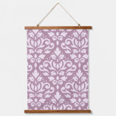 Scroll Damask Large Pattern Pink on Mauve Hangend Wandkleed (Voorkant)