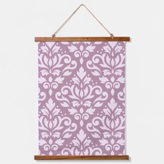 Scroll Damask Large Pattern Pink on Mauve Hangend Wandkleed (Voorkant)