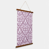 Scroll Damask Large Pattern Pink on Mauve Hangend Wandkleed (Gebogen)