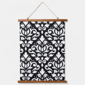 Scroll Damask Large Pattern White op Black Hangend Wandkleed (Voorkant)