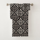Scroll Damask Pattern Taupe Cream Black Bad Handdoek (Insitu)