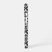 Scroll Damask White op Black Pattern iPhone 16 Hoesje (Linkerkant)