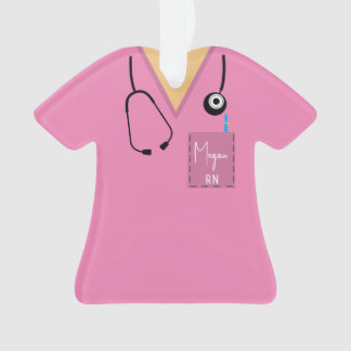Scrub Top Ornament - Roze met lichte huid Ornament