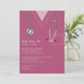 Scrubs Burgundy Medical Afstuderen Invitation Kaart (Staand voorkant)
