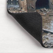 Scruffy hond staart naar zijn hondenhok muismat (Hoek)