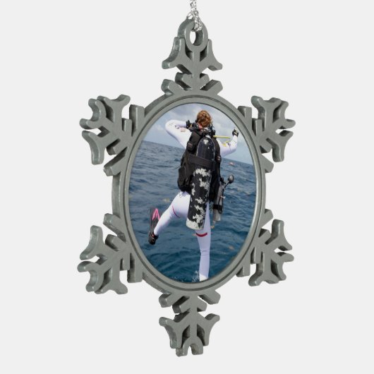 Scuba Diver Jump Tin Sneeuwvlok Ornament (Links)