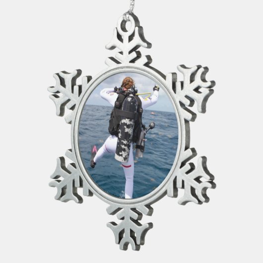 Scuba Diver Jump Tin Sneeuwvlok Ornament (Rechts)