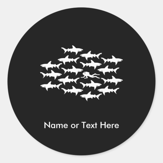 Scuba Diver zwemmen met een Sharks School Ronde Sticker (Voorkant)