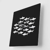 Scuba Diver zwemmen met een Sharks School Vierkante Klok (Hoek)