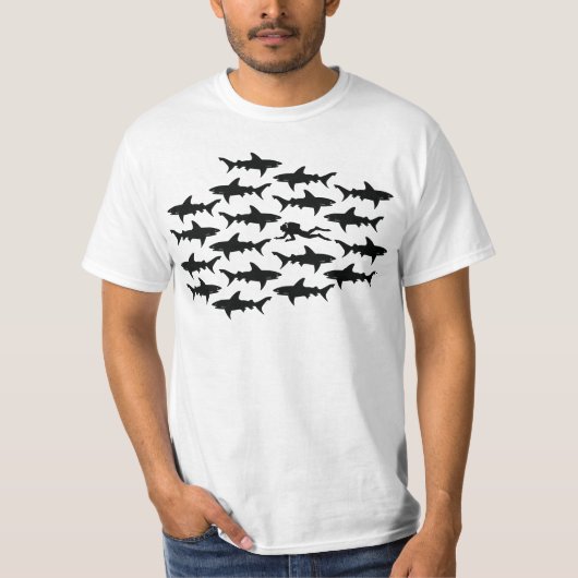Scuba Diver zwemmen met haaien T-shirt (Voorkant)