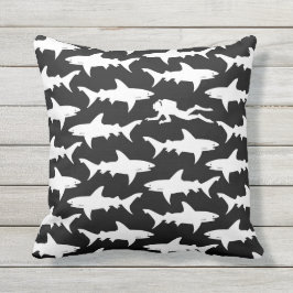 Scuba Diver zwemmen met Sharks School Buitenkussen