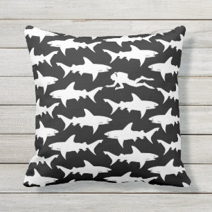 Scuba Diver zwemmen met Sharks School Buitenkussen