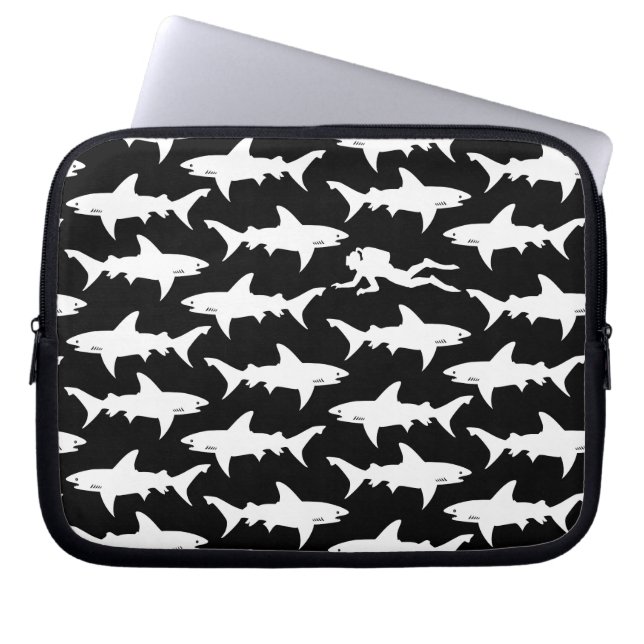 Scuba Diver zwemmen met Sharks School Laptop Sleeve (Voorkant)