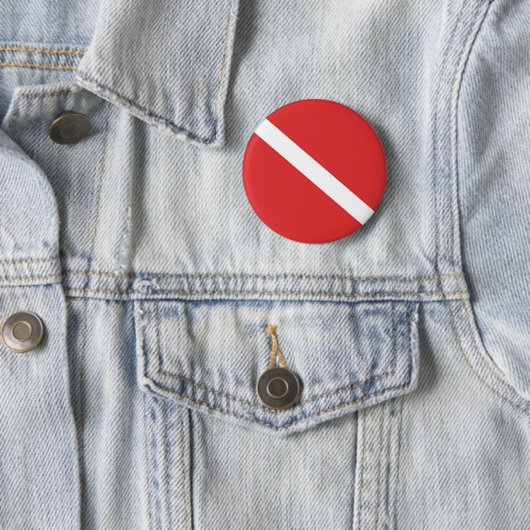 Scuba Diving Flag - Divers Emblem Red White Ronde Button 5,7 Cm (In situ)