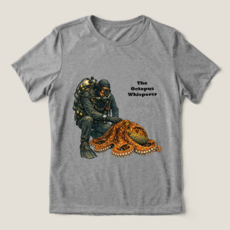 SCUBA Duiker die een grote octopus aait URM Tri-Blend Shirt