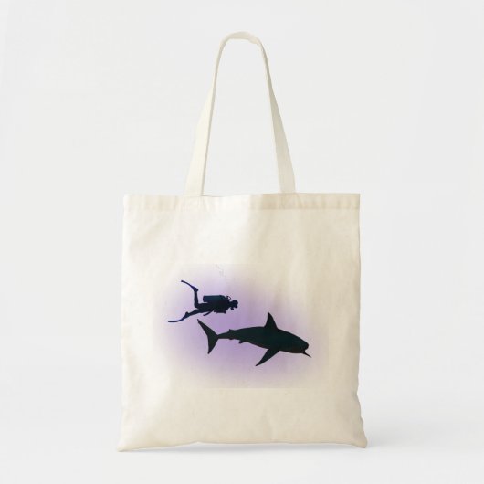 SCUBA-duiker en haai Tote Bag (Voorkant)