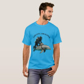 SCUBA Duiker Rijden op een Dolfijn URM T-shirt (Voorkant volledig)