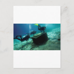 Scuba duikt onder water met schatkist briefkaart