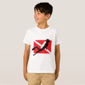 SCUBA duikt vlag met mannelijke SCUBA-duiker Kinde T-shirt (Voorkant volledig)