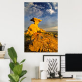 Sculpted Badlands In Short Grass Poster (Thuiskantoor)